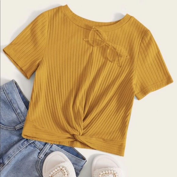 Tops - NWOT Mustard Crop 💛